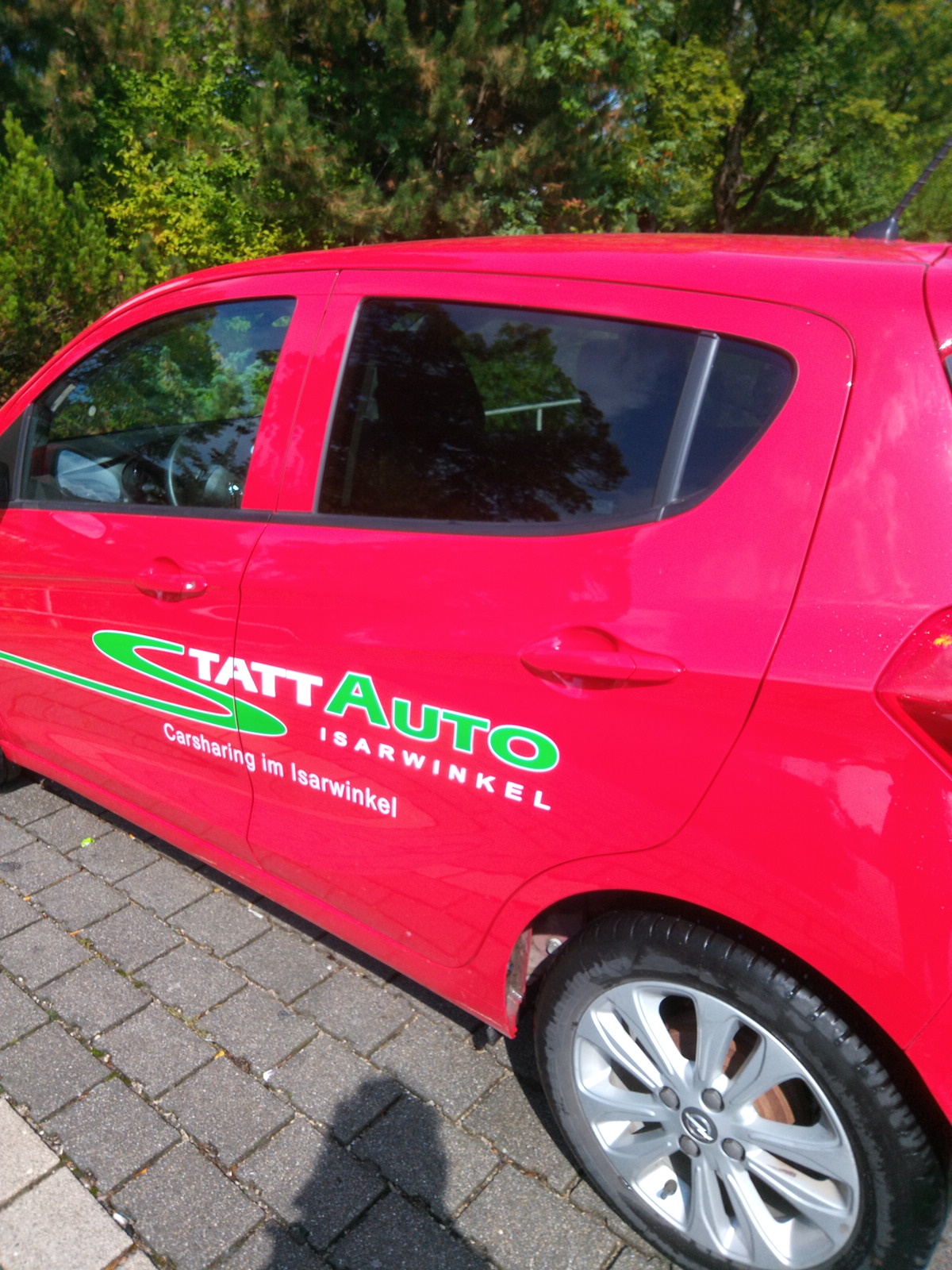 Opel Karl mit Logo von Stattauto Isarwinkel